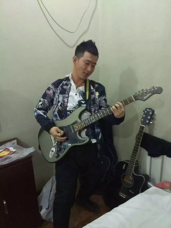 小吉他的第一张照片--兰州相亲服务中心