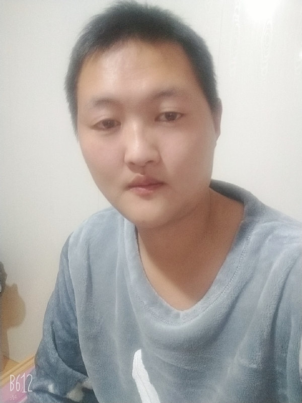 烟圈里透着伤的第一张照片--兰州相亲服务中心