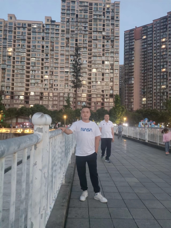 寂寞的男人的第一张照片--兰州相亲服务中心